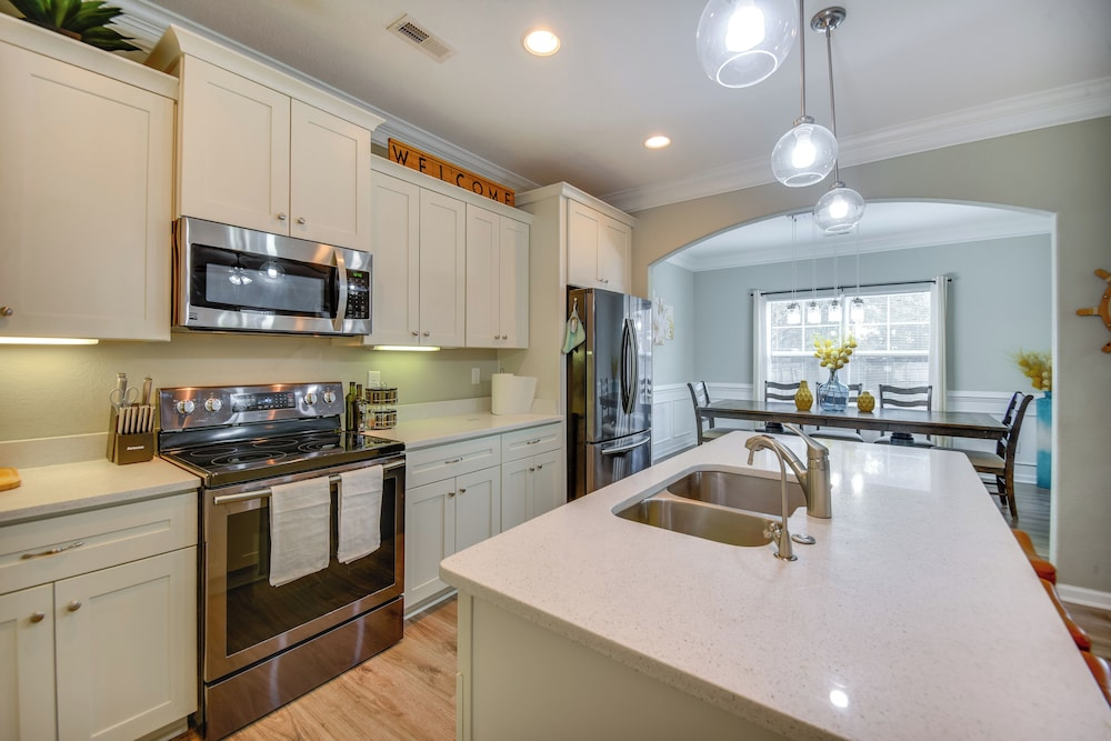 2 Blks to Beach! Family Home w/ Hot Tub in Norfolk