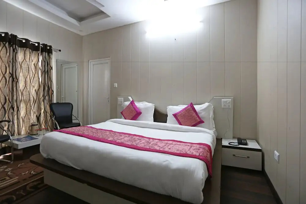 OYO 7024 Hotel Vakratunda