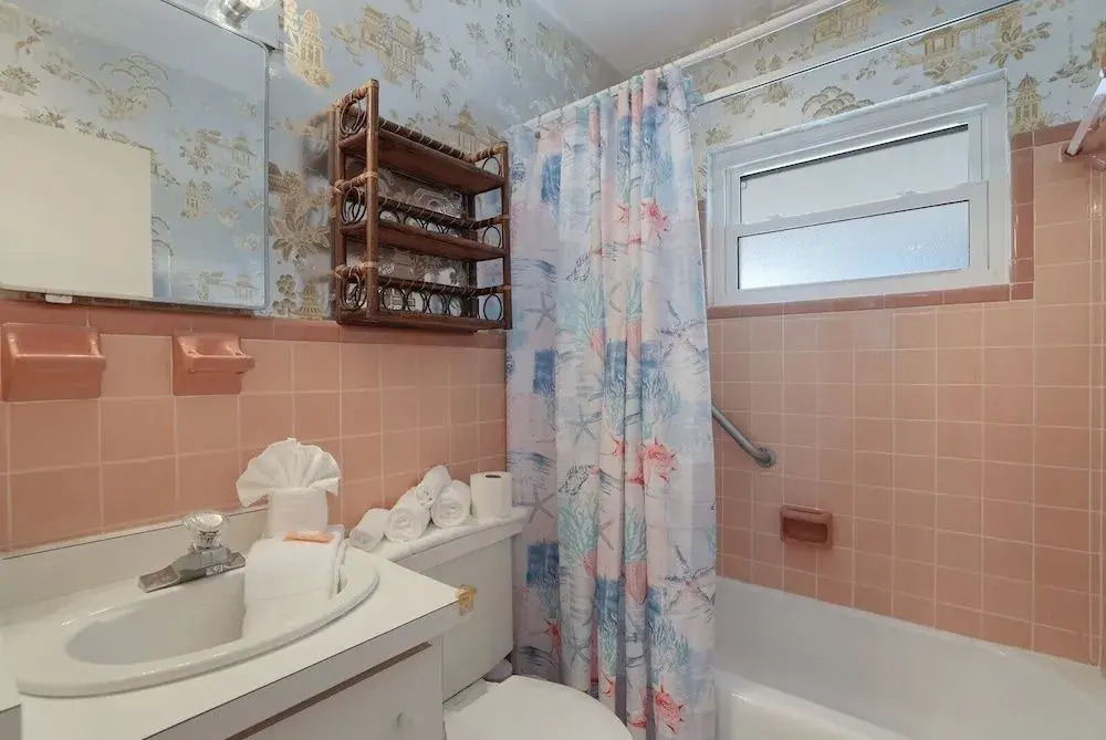 Ugly Tuna Down 1 Bedroom Cottage by RedAwning