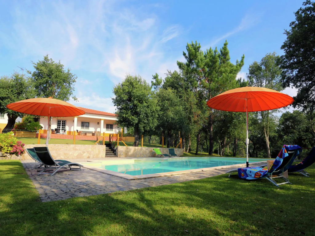 Luxurious Villa in Caldas da Rainha with Swimming Pool