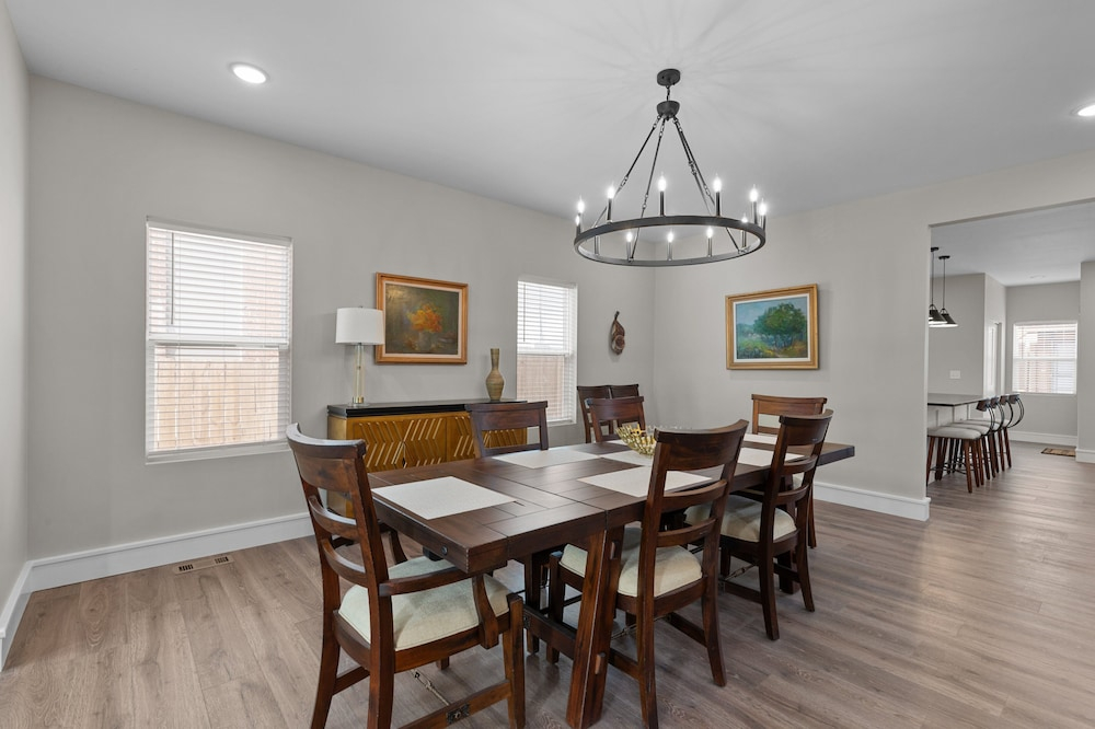 3325: Bright Urban Comfort by JZ Vacation Rentals