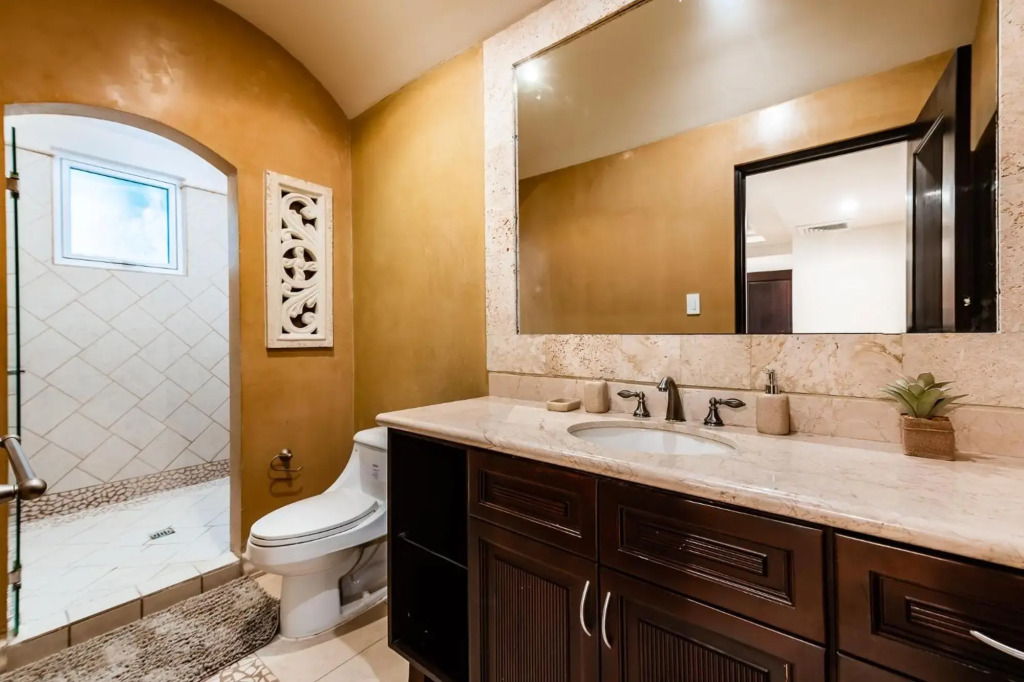 LUXURY 3BR appt, CENTER, 2 min to BEACH, hi-speed wifi