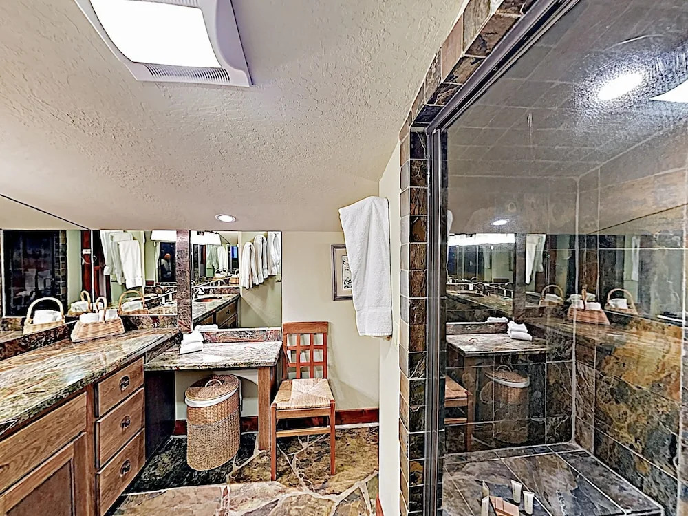 All-season Mountain Getaway W/ Pools & Hot Tubs 2 Bedroom Condo