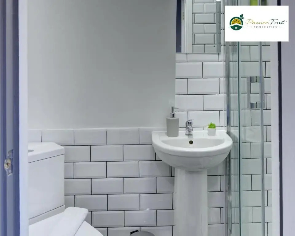 5 Bedroom - 5 Bathroom House By Passionfruitproperties close to Coventry City Centre with Free Wi-fi and garden - 34HRC