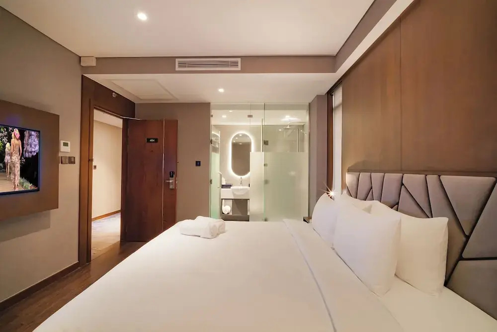 Nhat Ha Lavish Hotel