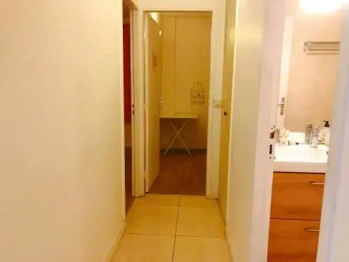 A Simple Bedroom In A Shared Apartment 20 Min To Paris Center