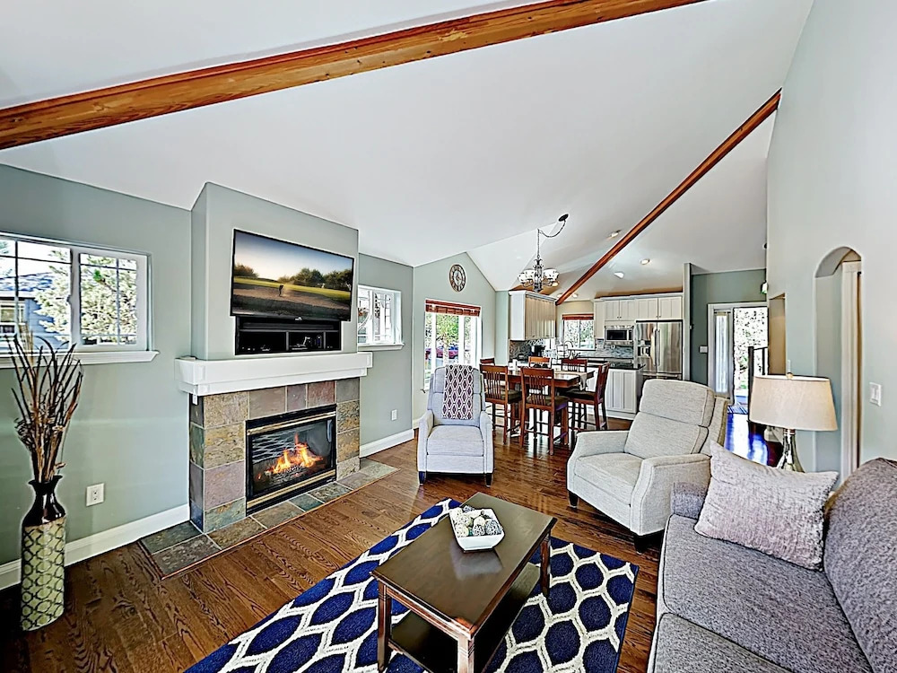 New Listing! Modern Townhome On Golf Course 3 Bedroom Townhouse
