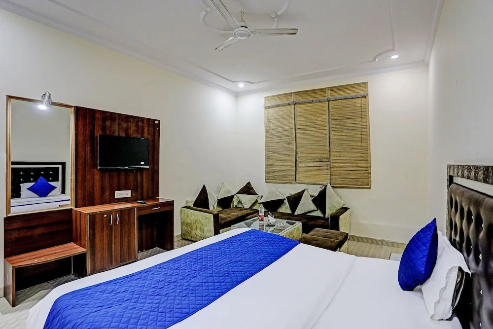 Roomshala 020 Hotel Black Stone