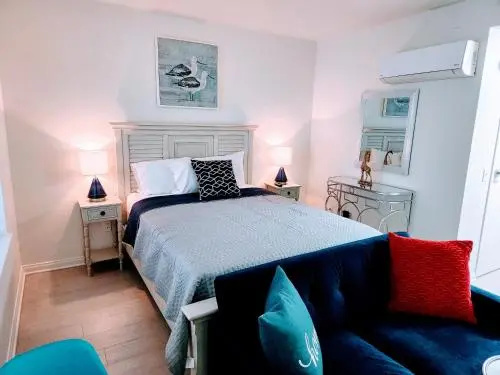 SANTA MONICA LUXURY APARTMENT WALK to BEACH!
