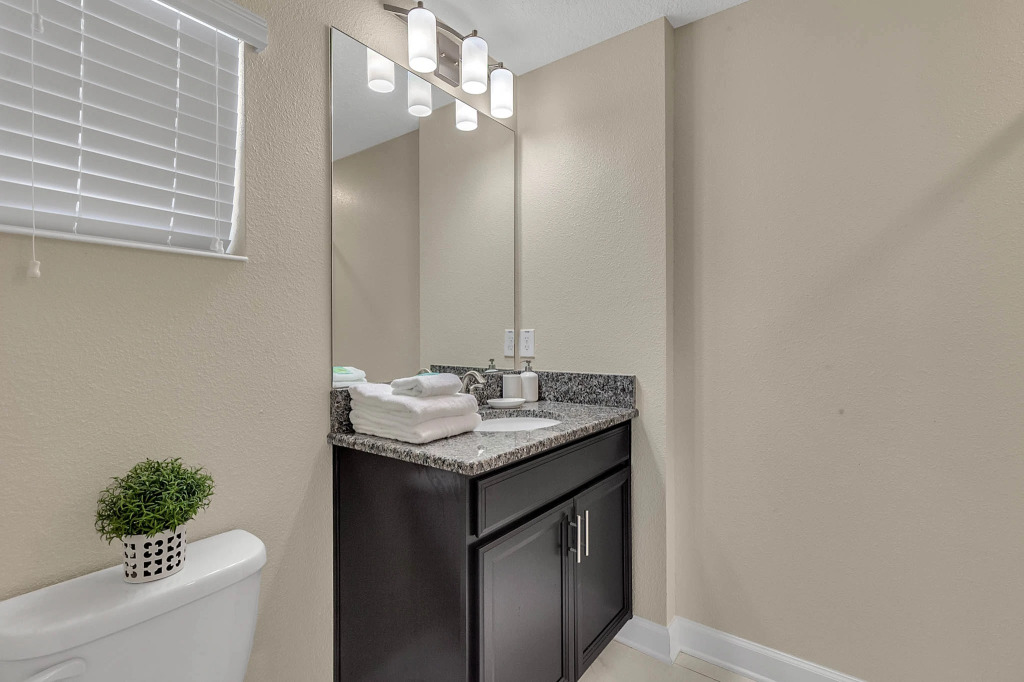 5 Bedrooms 4 Bathrooms Storey Lake 4890 Rc