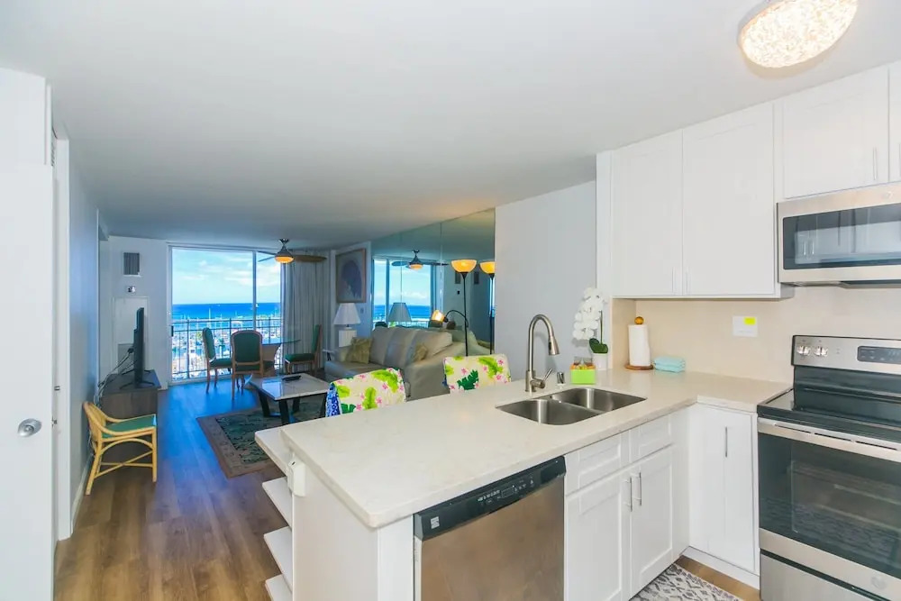 Ilikai Marina One Bedroom Harbor View Condos - Walk to Ala Moana Beach Park!