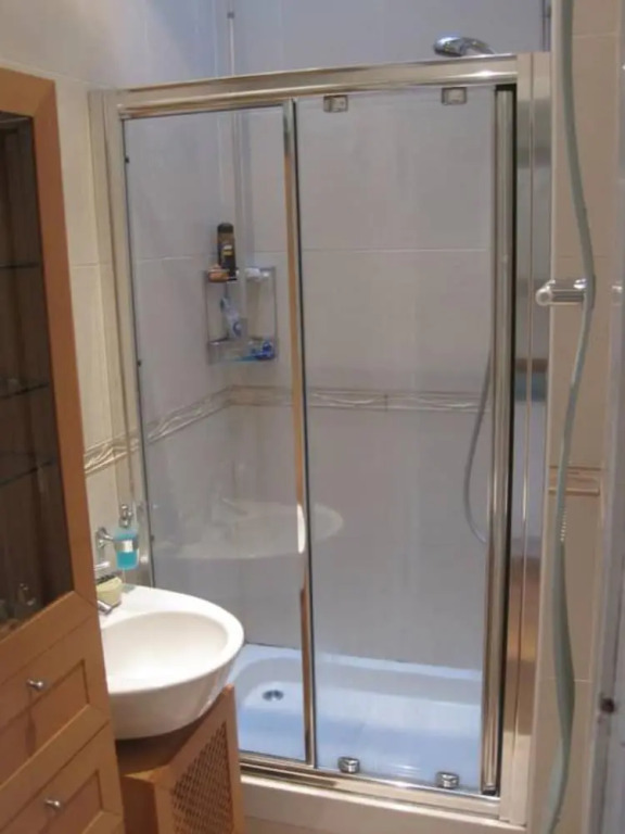 Spacious 2 Bedroom Victorian Apartment Near Leith