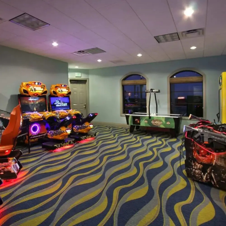 Modern 2BR Condo w Mickey Room - Family Perfection