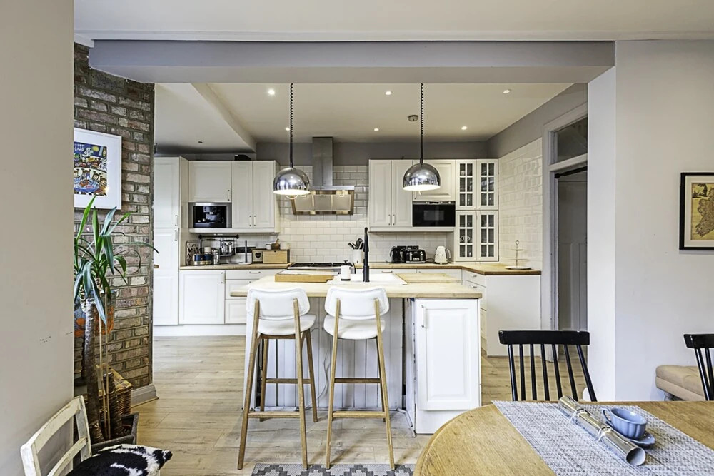 Gorgeous 4-bed Home With a Fireplace and Terrace