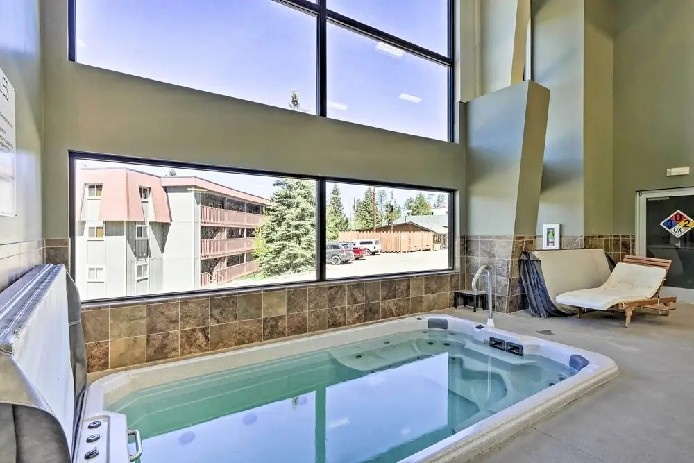 Pool & 3 Hot Tubs: Winter Park Condo on Bus Line