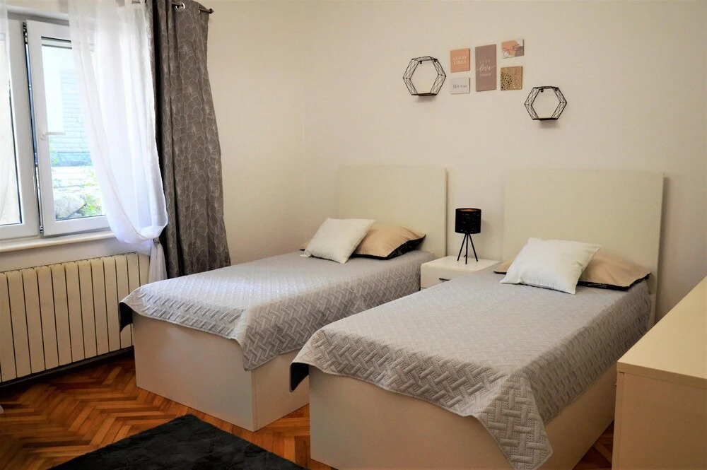 Coastal Apartment - Sleeps 6, Balcony & Parking