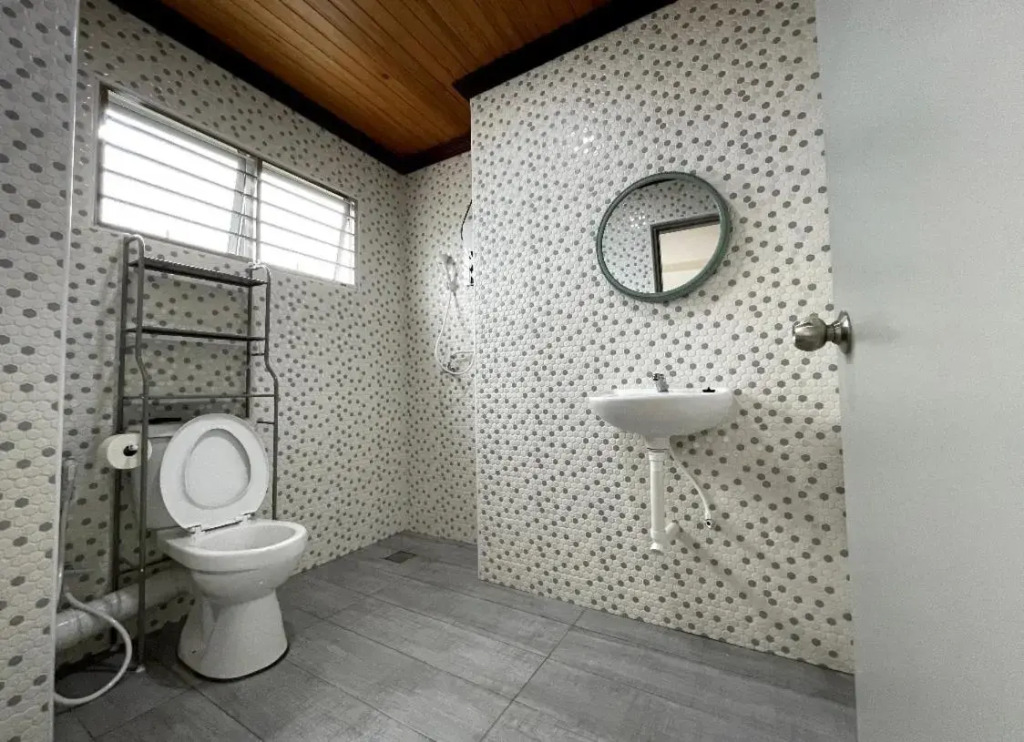 The Venus - Spacious Wooden TOP Floor Apartment