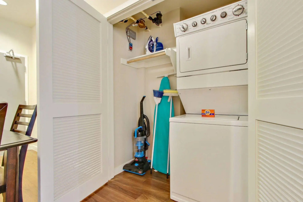 Wilshire La Brea Apartments