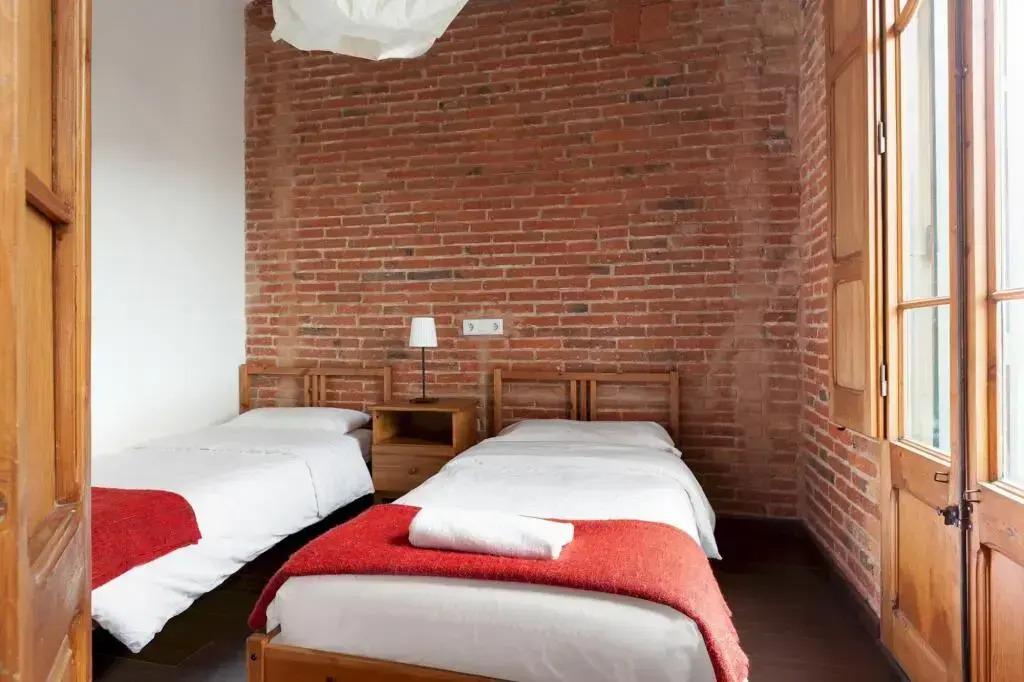 Bright family Apartment two steps from Sagrada Familia with balcony