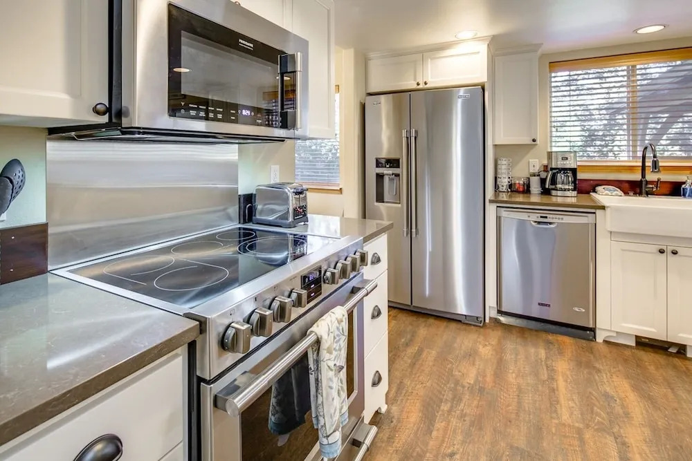 Lovely Bend W/ Private Patio & Firepit 3 Bedroom Home