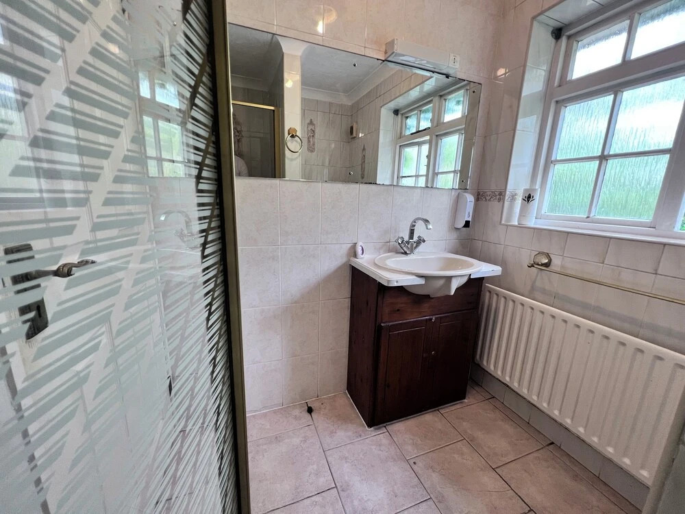All Seasons Gatwick Guest House & Parking