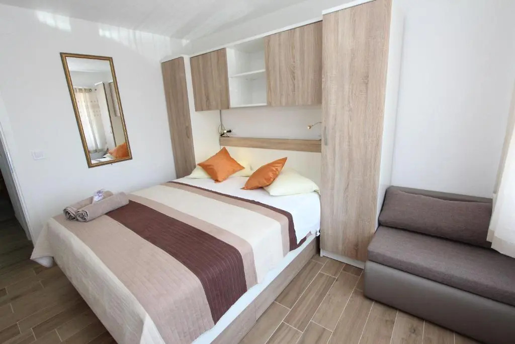 Rooms and Apartment Pina