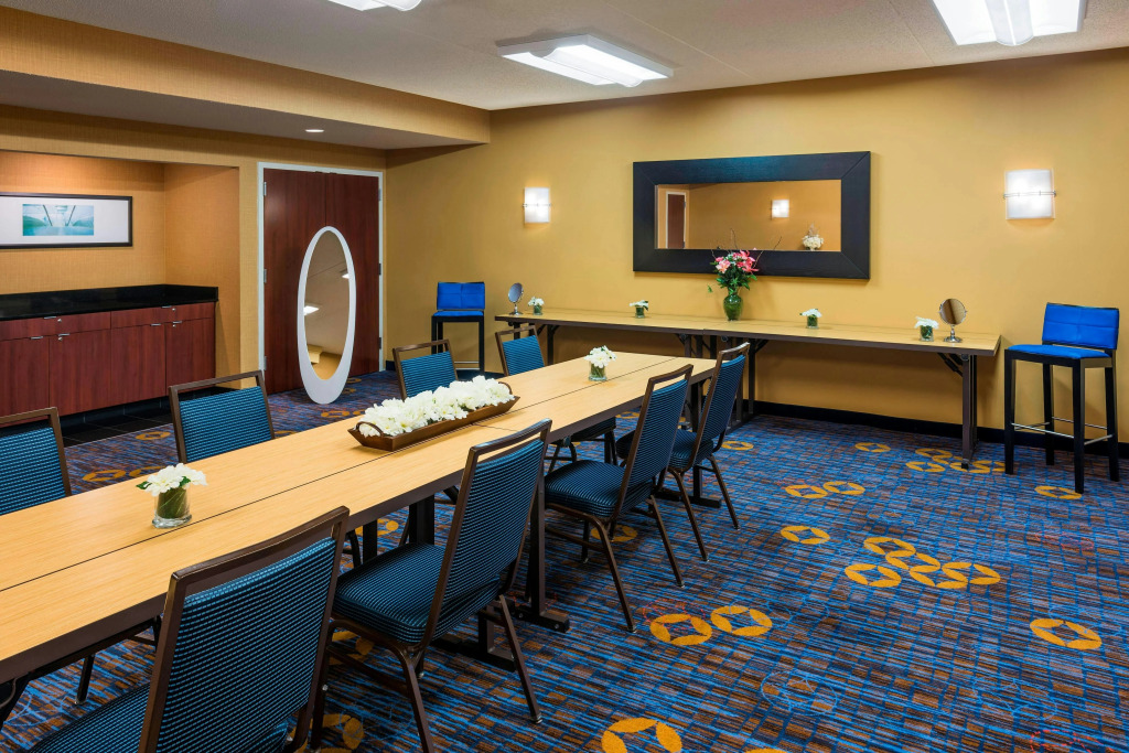Courtyard by Marriott Chicago Waukegan / Gurnee