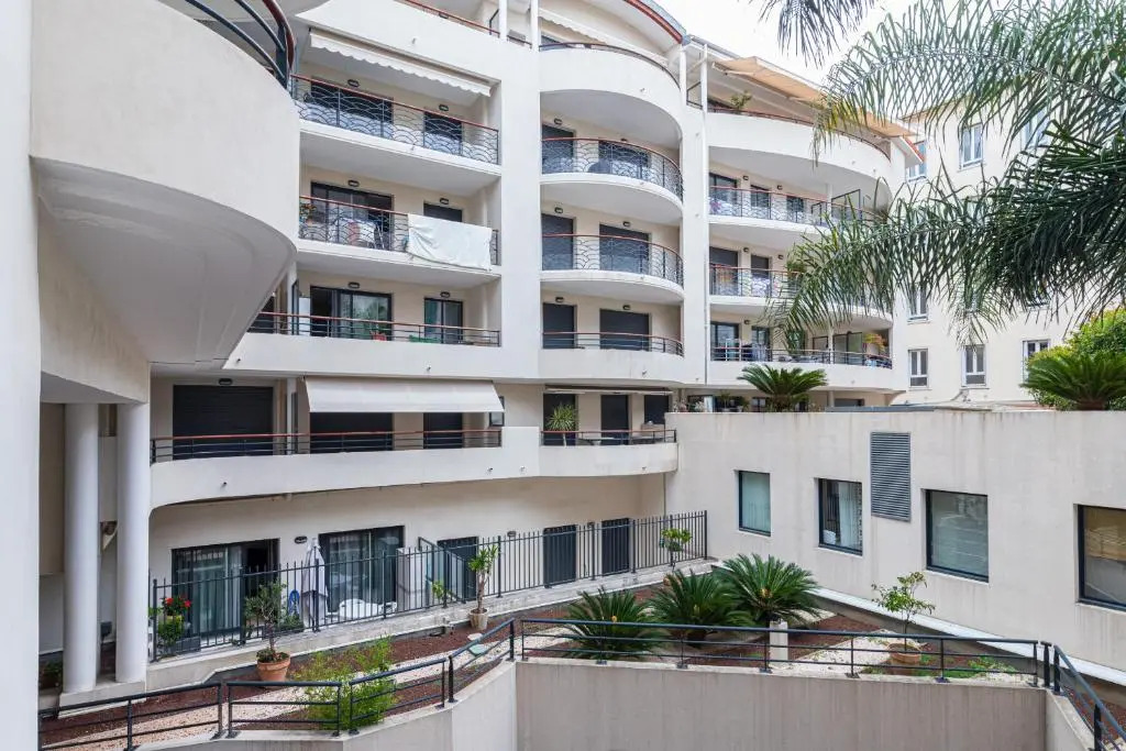 Nice 1 Bedroom downtown Carré d'Or with garage