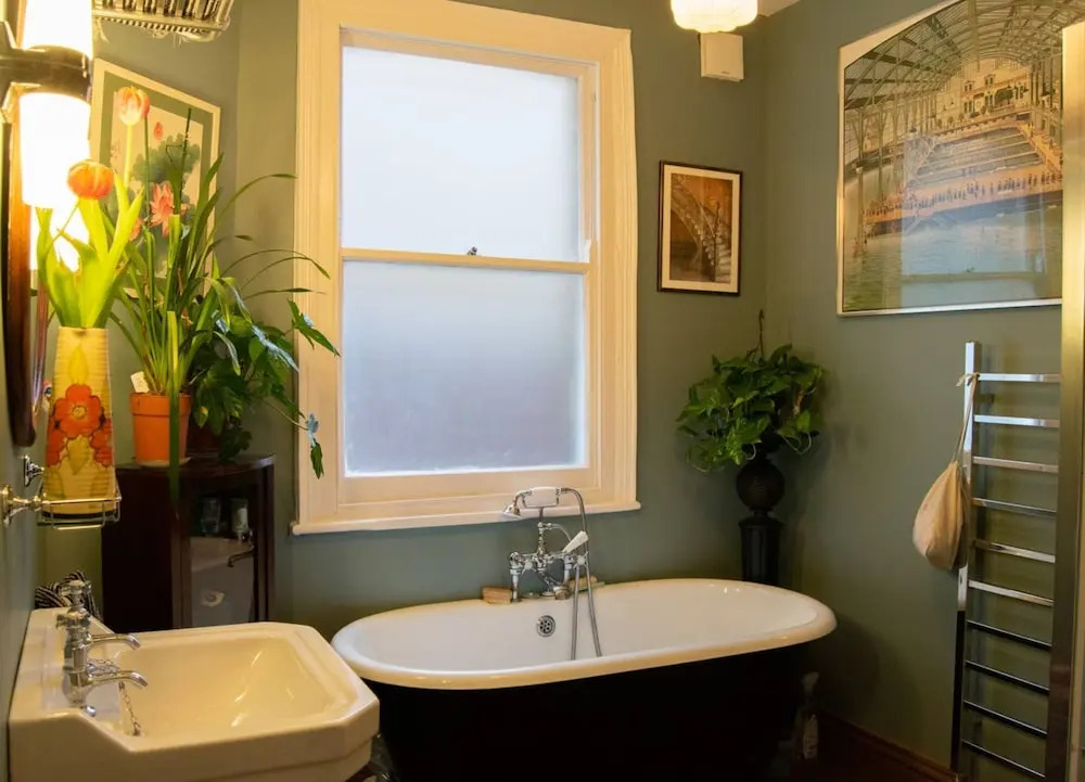 2 Bedroom West London Home With Excellent Connections