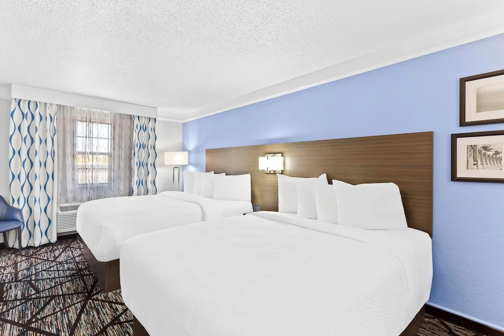 Days Inn & Suites By Wyndham Schaumburg- Woodfield Mall