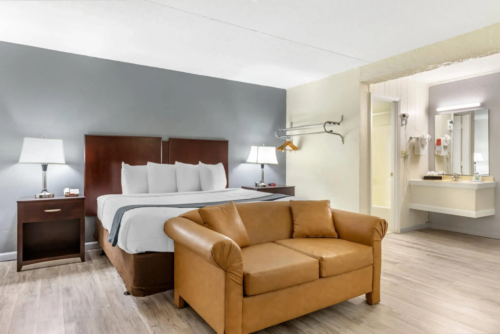 Econo Lodge Conway Central
