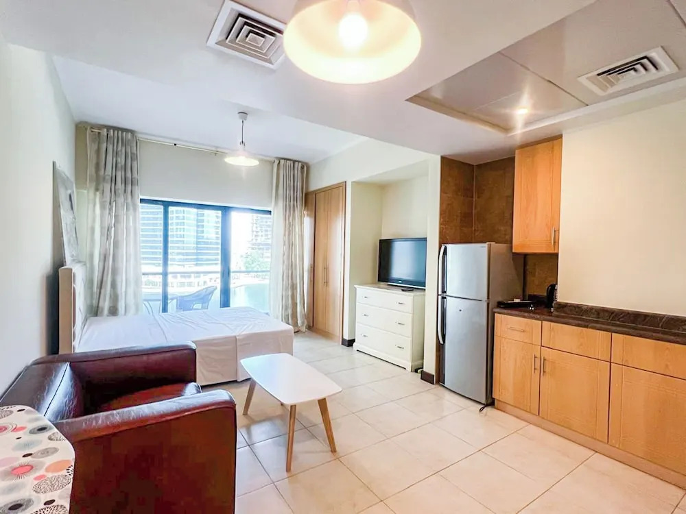 Yogi - Chic Studio with City Views in Goldcrest Views