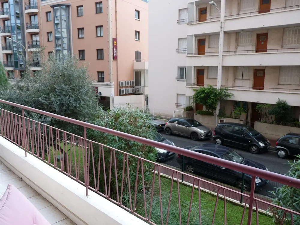 Apartment 82