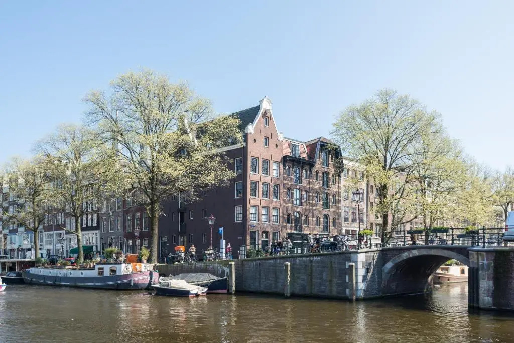 Canal View Amsterdam apartment