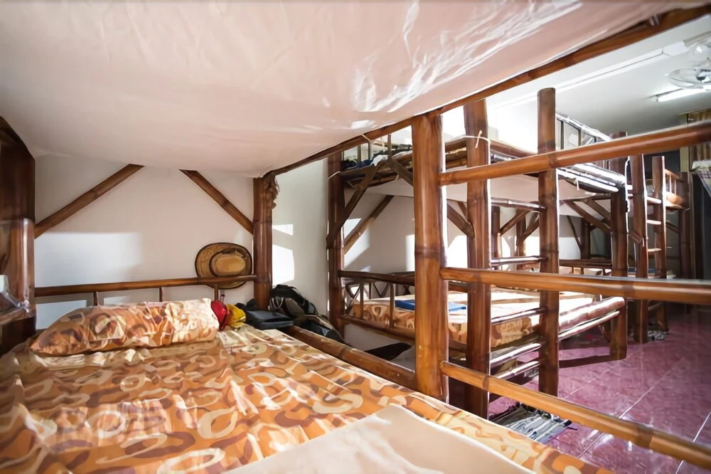 Be Beez Cafe and Guesthouse