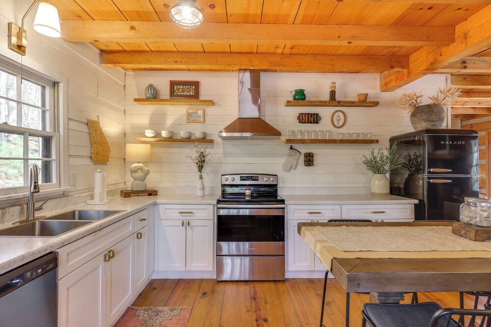 'peace of Aska' Cabin w/ Hot Tub & Fire Pit!