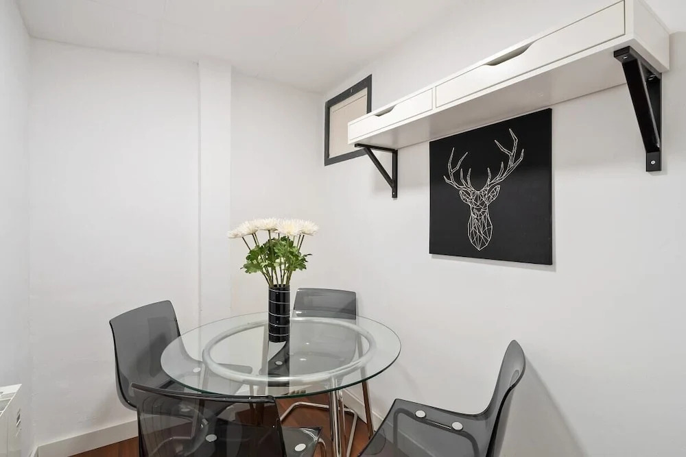Comfortable 2 Bedroom Flat Near Florida Station