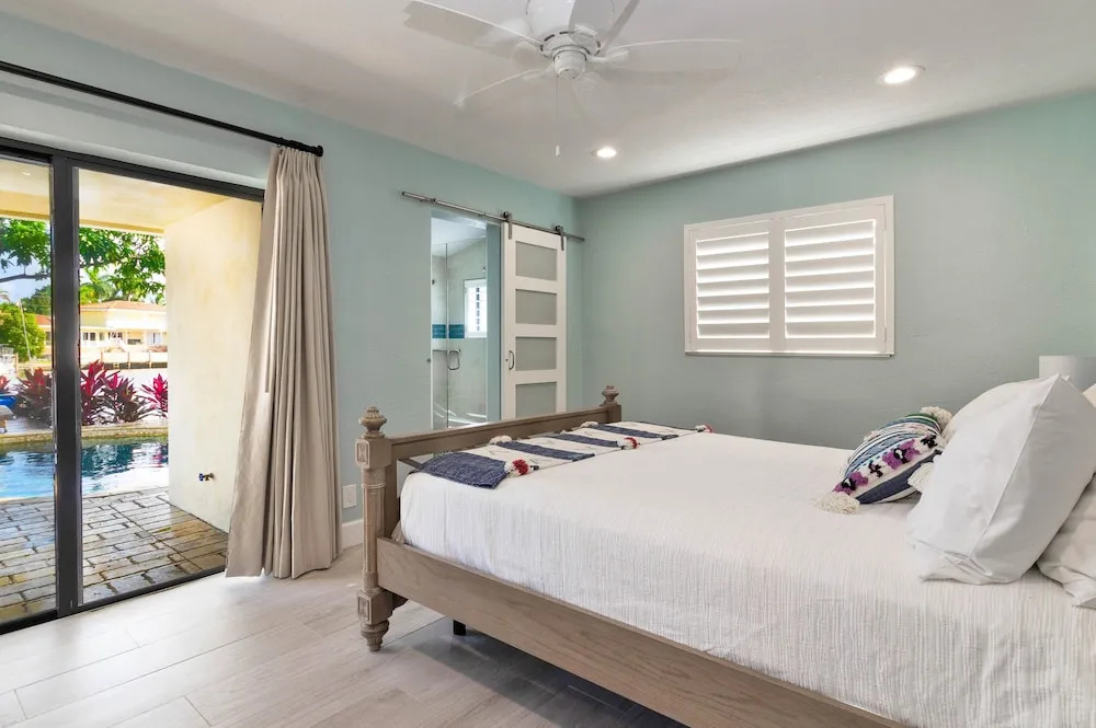 Luxe Waterfront : Pool, Boat Dock, Near Beach 4 Bedroom Home