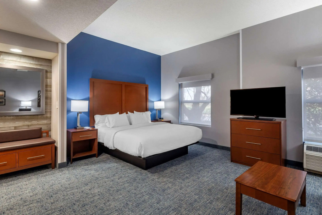 Comfort Suites near Birkdale Village- Huntersville