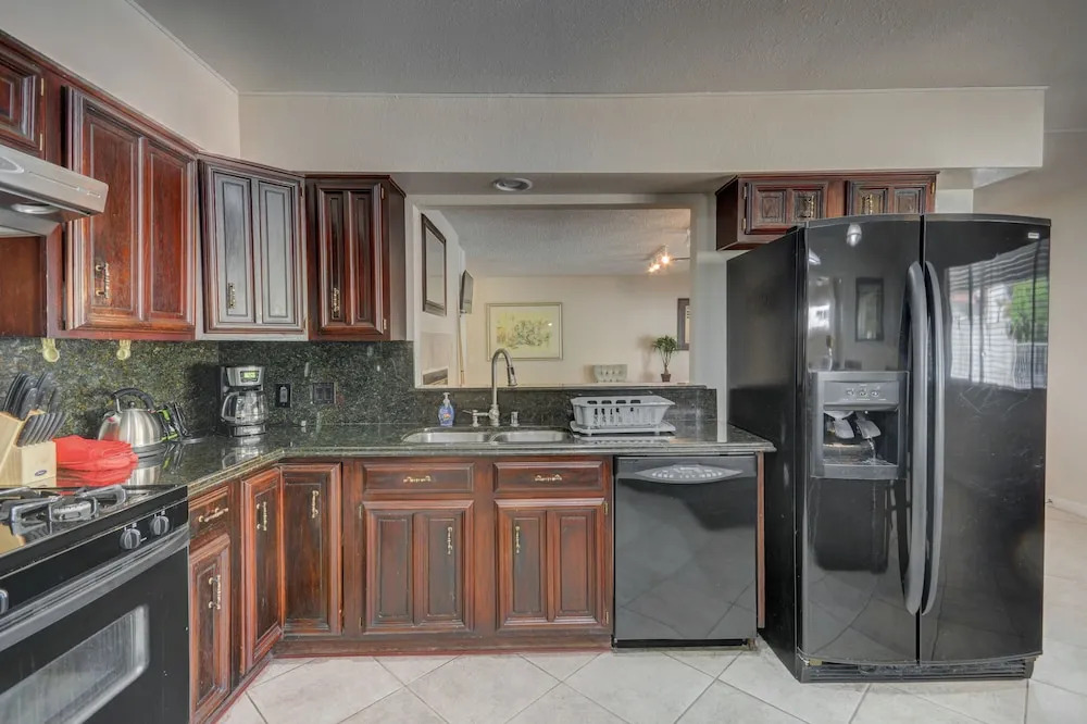 Luxurious 4BR House with Large Pool Near Strip