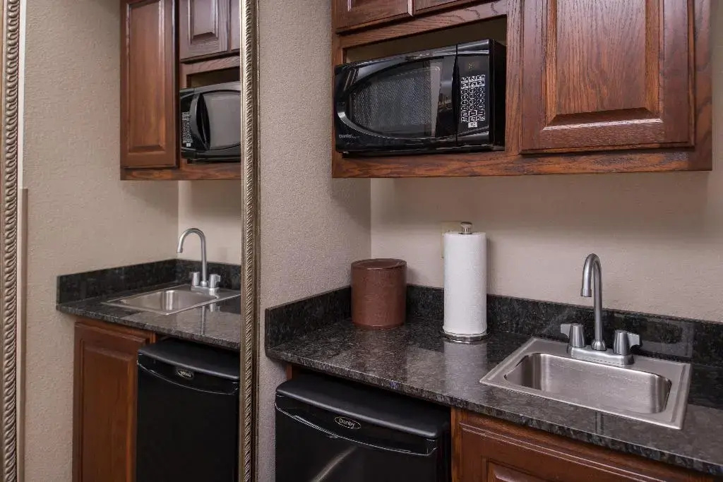 Holiday Inn Express & Suites Pittsburg by IHG
