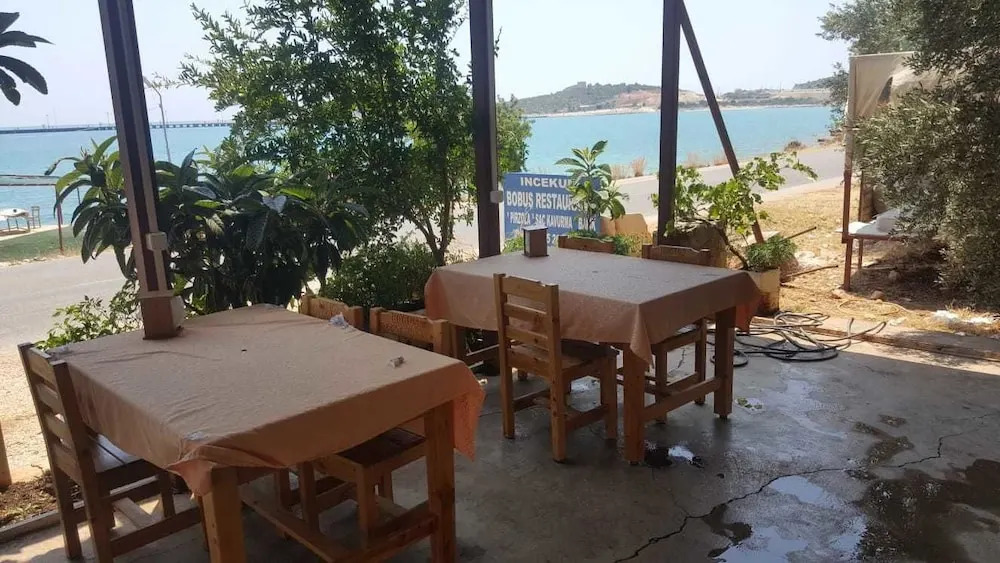 Bobus Restaurant & Bungalow