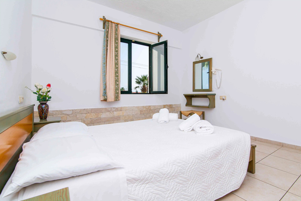 Dionysos Apartments & Studios