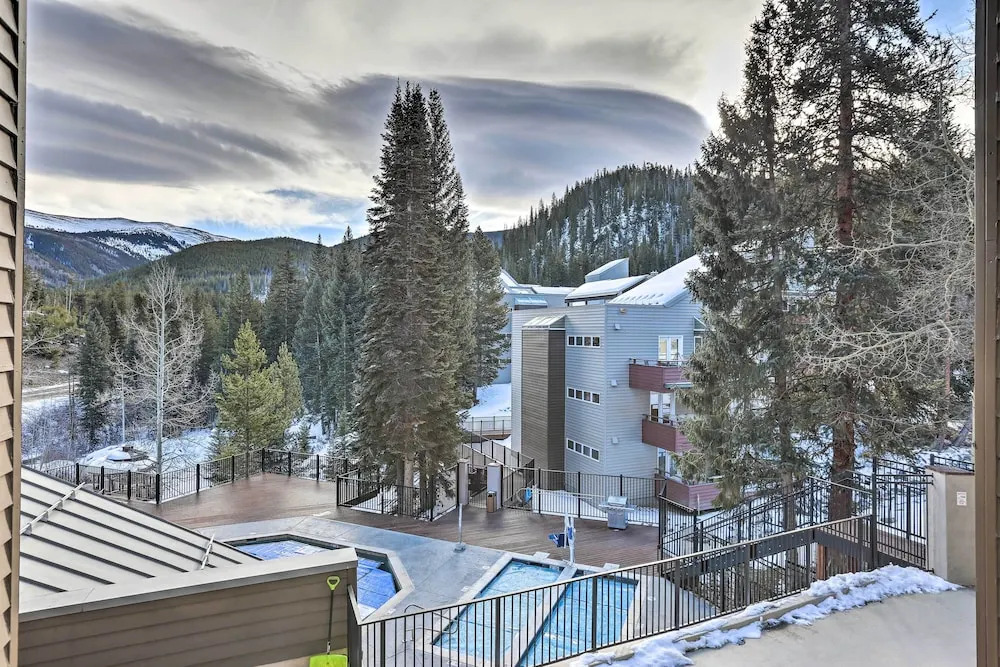 Cozy Ski-in/out Winter Park Studio w/ Hot Tubs!