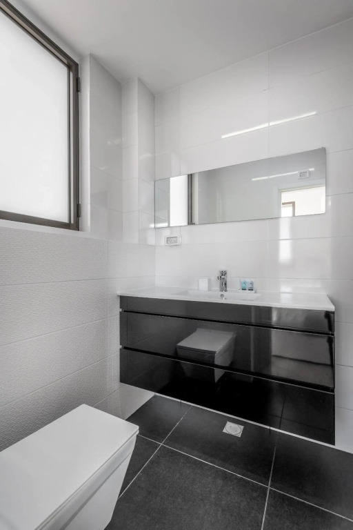 Modern & Bright 3 BDR close to the beach