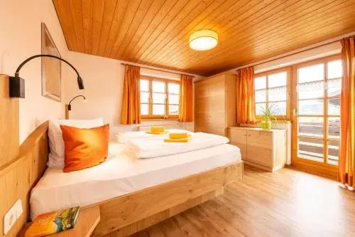 Biohof Burger, 3 sonnige Fewo, alle mit Balkon, Spielzimmer, Grillhütte, 7 km vor Oberstdorf