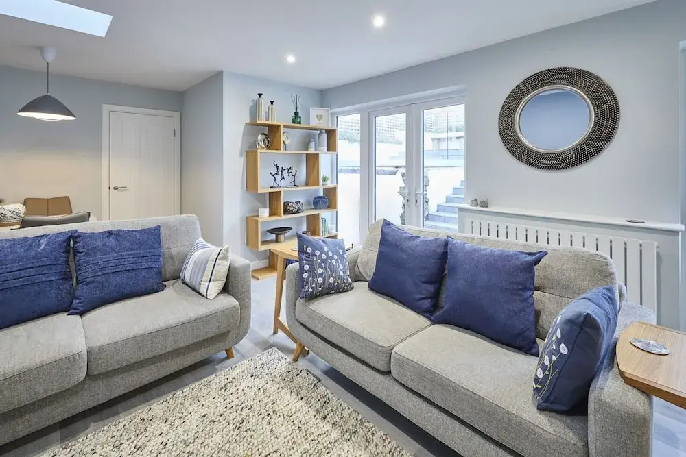 Host Stay Harrow Bothy