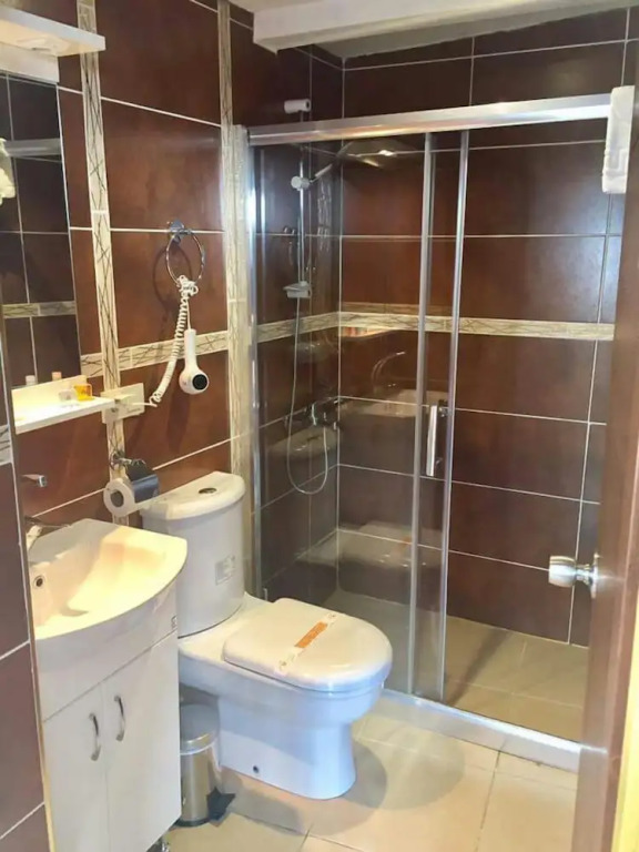 Karyola Otel - Caters to Men