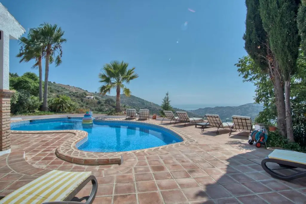 Luxury 4-bedroom villa, private pool and outhouse