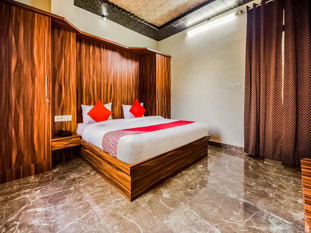 OYO 30911 Eleven 43 Suites